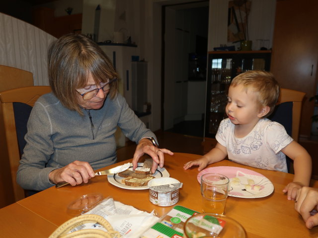 Mama und Nils im Haus meiner Eltern