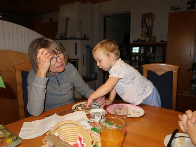 Mama und Nils im Haus meiner Eltern