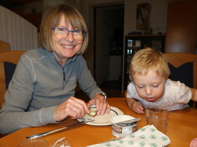 Mama und Nils im Haus meiner Eltern