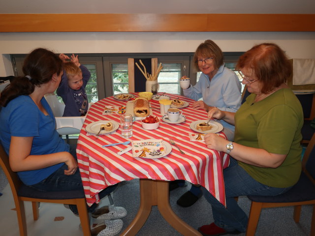 Sabine, Nils, Mama und Brigitte in unserer Wohnung