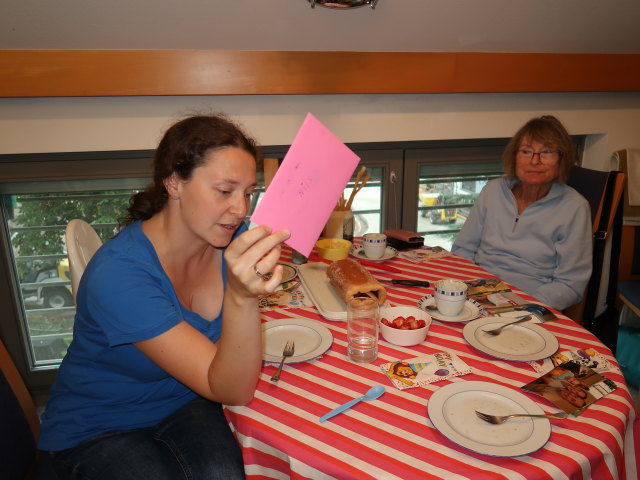 Sabine und Mama in unserer Wohnung
