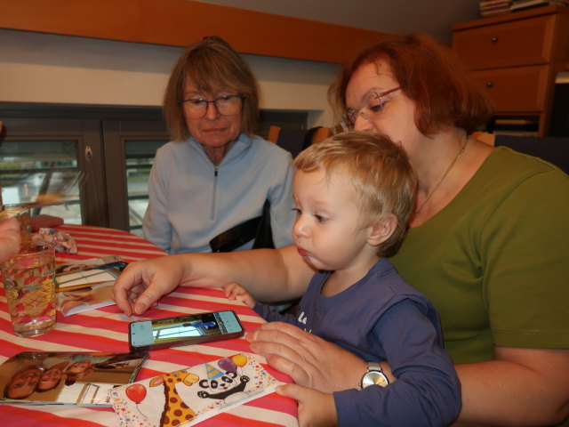 Mama, Nils und Brigitte in unserer Wohnung