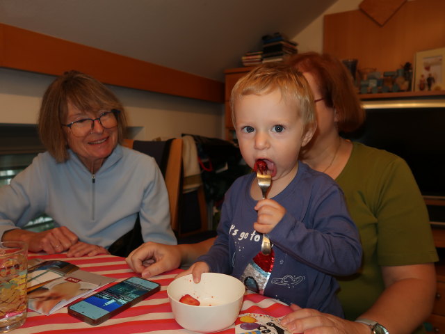 Mama, Nils und Brigitte in unserer Wohnung