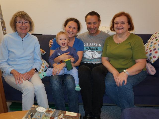 Mama, Nils, Sabine, ich und Brigitte in unserer Wohnung