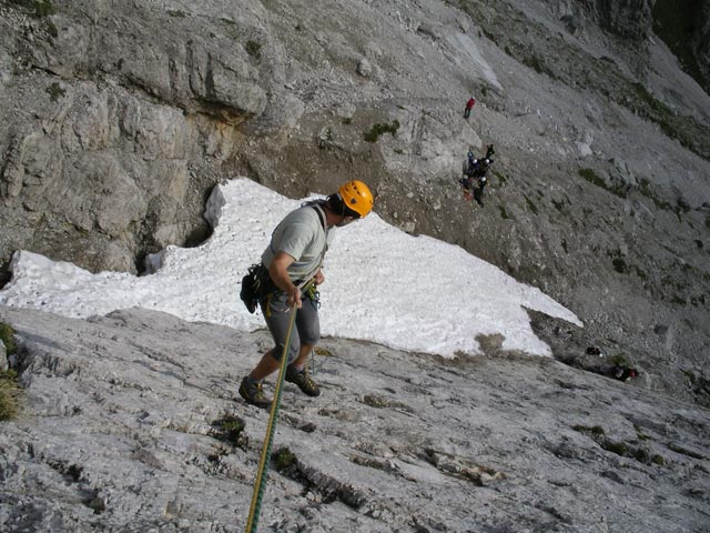 Gamsplatte: Axel beim Abseilen von der 1. Seillänge (25. Juni 2006)