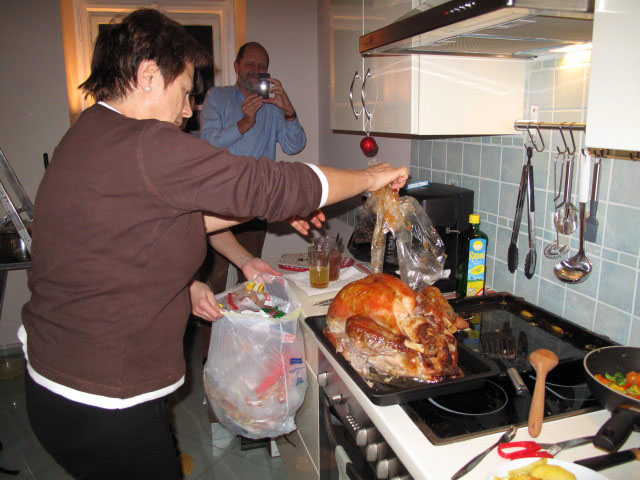 Dora, Michael und Truthahn in Markus und Elenas Wohnung