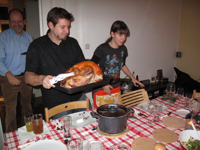 Michael, Markus, Truthahn  und Elena in Markus und Elenas Wohnung