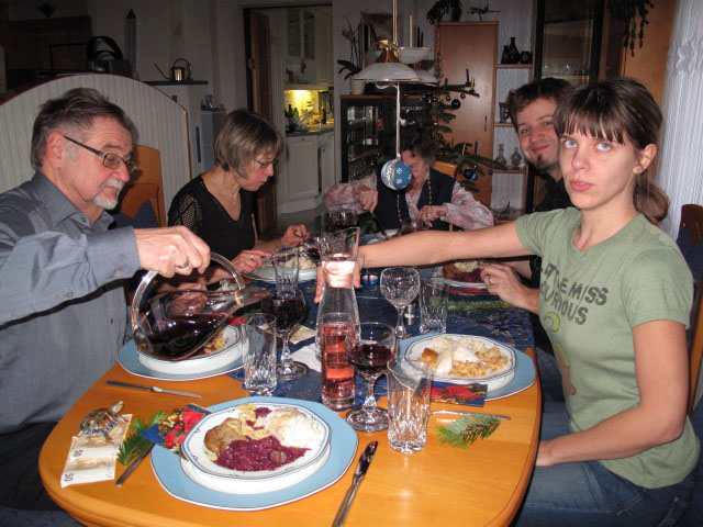 Papa, Mama, Oma, Markus und Elena im Haus meiner Eltern (25. Dez.)