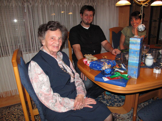 Oma, Markus und Elena im Haus meiner Eltern (25. Dez.)