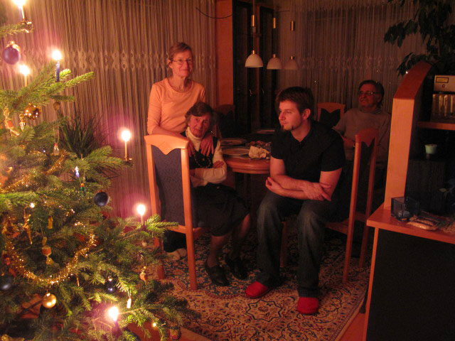 Mama, Oma, Markus und Papa im Haus meiner Eltern