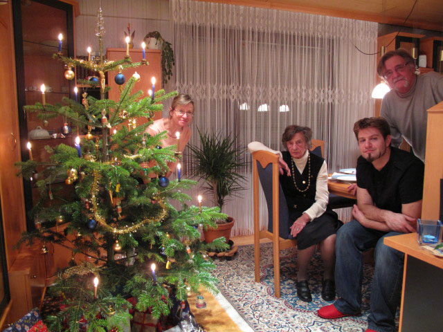 Mama, Oma, Markus und Papa im Haus meiner Eltern