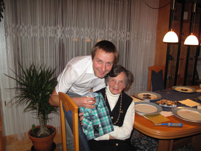 Ich und Oma im Haus meiner Eltern