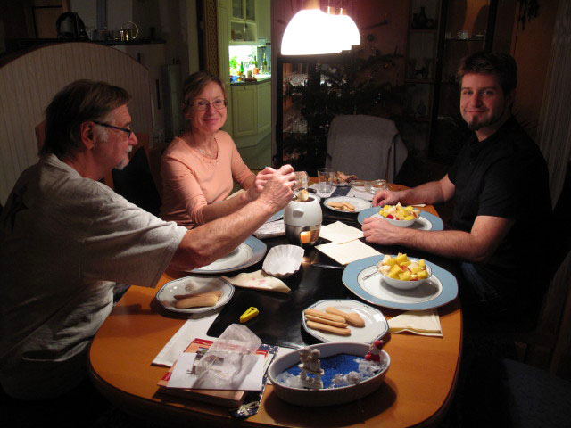 Papa, Mama und Markus im Haus meiner Eltern