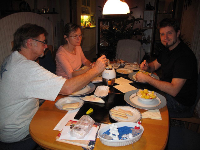 Papa, Mama und Markus im Haus meiner Eltern