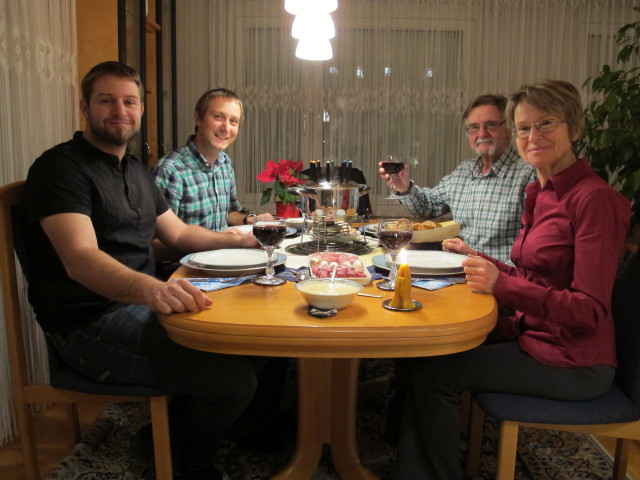 Markus, ich, Papa und Mama im Haus meiner Eltern (24. Dez.)