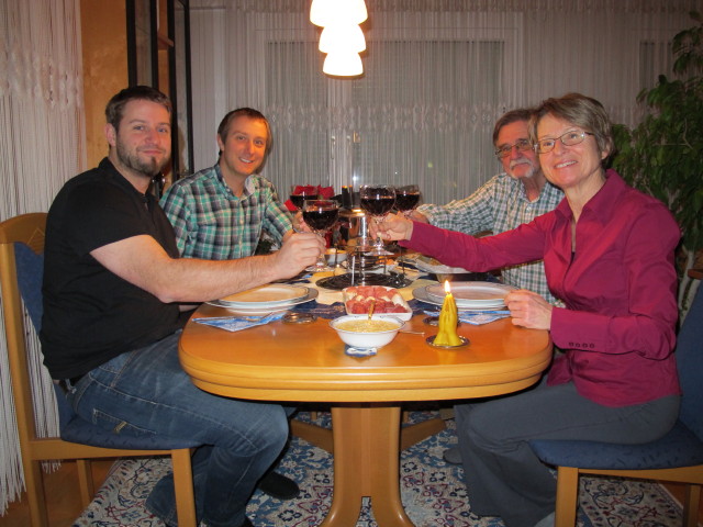 Markus, ich, Papa und Mama im Haus meiner Eltern (24. Dez.)