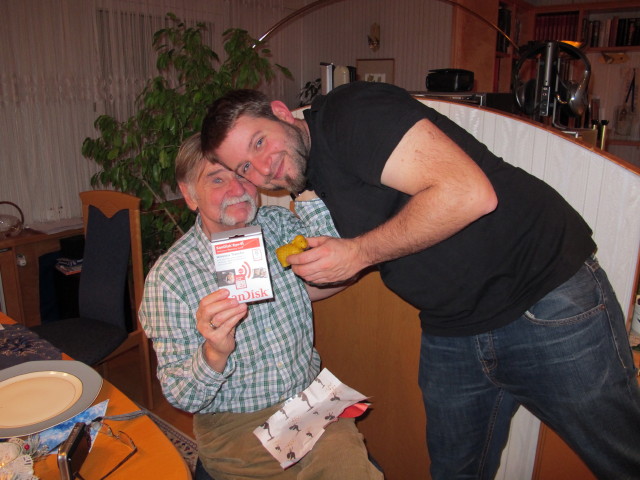 Papa und Markus im Haus meiner Eltern (24. Dez.)