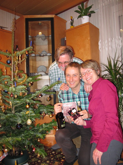 Papa, ich und Mama im Haus meiner Eltern (24. Dez.)