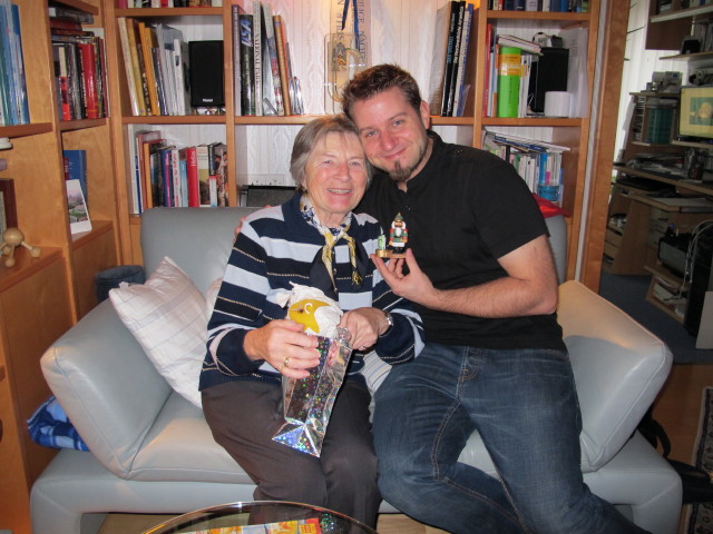 Oma und Markus im Haus meiner Eltern (26. Dez.)