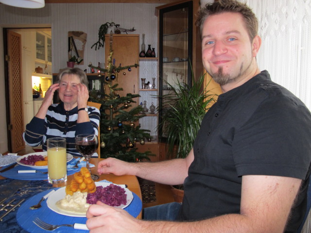 Oma und Markus im Haus meiner Eltern (26. Dez.)