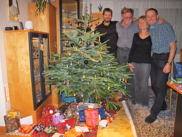 Markus, Papa, Mama und ich im Haus meiner Eltern (25. Dez.)