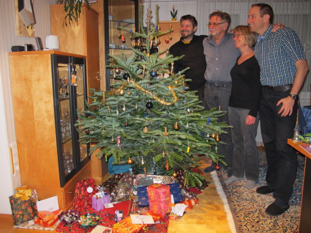 Markus, Papa, Mama und ich im Haus meiner Eltern (25. Dez.)