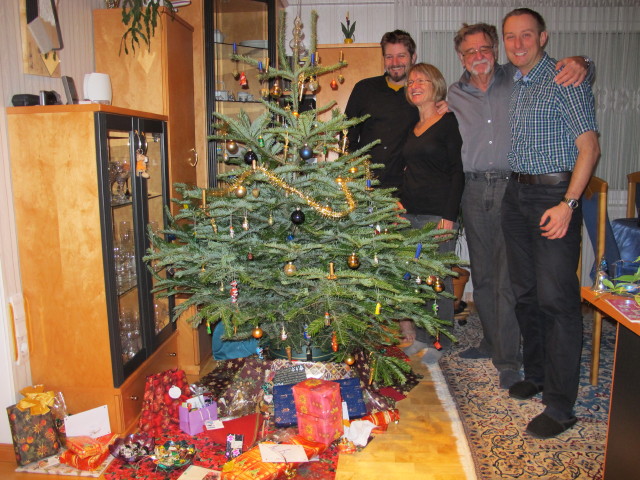 Markus, Mama, Papa und ich im Haus meiner Eltern (25. Dez.)