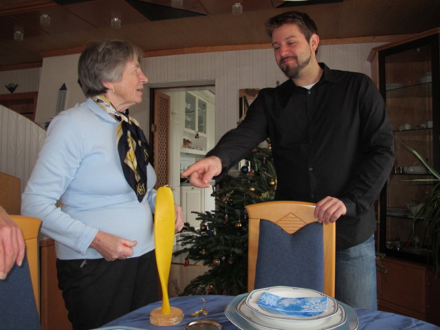 Oma und Markus im Haus meiner Eltern (26. Dez.)