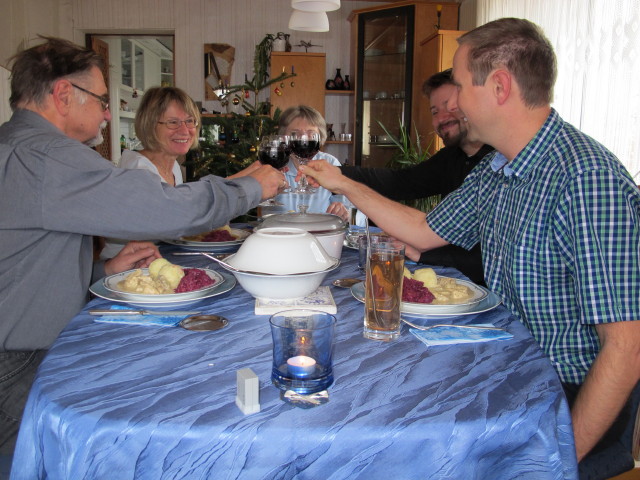 Papa, Mama, Oma, Markus und ich im Haus meiner Eltern (26. Dez.)