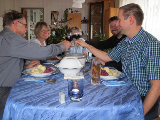 Papa, Mama, Oma, Markus und ich im Haus meiner Eltern (26. Dez.)