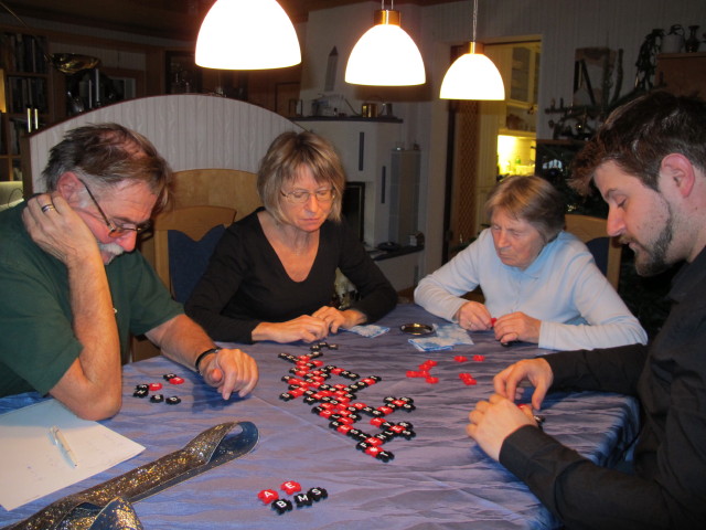 Papa, Mama, Oma und Markus im Haus meiner Eltern (26. Dez.)